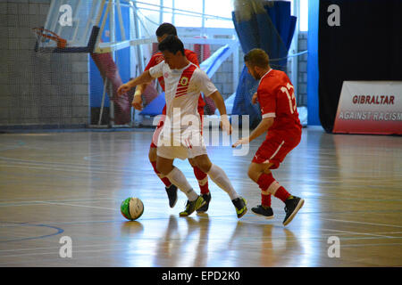 Gibraltar. 16 mai, 2015. La Swiss serré la pression sur Gibraltar les joueurs qui ont tenu leur calme bien que manquant de match international de l'expérience. Le Gibraltar de l'équipe nationale de futsal a battu la Suisse 2-0 à la salle de sport du tricentenaire de Gibraltar, à bord d'un sympathique futsal international international . Crédit : Stephen Ignacio/Alamy Live News Banque D'Images