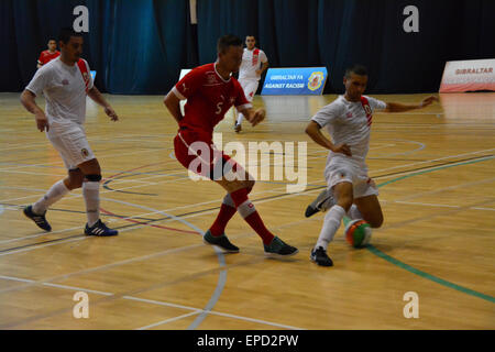 Gibraltar. 16 mai, 2015. Gibraltar la 54e membre de l'UEFA a montré la force du nombre avec un bon travail défensif pour contenir le retour de la Suisse. Le Gibraltar de l'équipe nationale de futsal a battu la Suisse 2-0 à la salle de sport du tricentenaire de Gibraltar, à bord d'un sympathique futsal international international . Crédit : Stephen Ignacio/Alamy Live News Banque D'Images