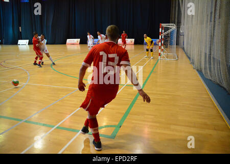 Gibraltar. 16 mai, 2015. La Swiss conservés sur la pression sur le but de Gibraltar sans succès. Le Gibraltar de l'équipe nationale de futsal a battu la Suisse 2-0 à la salle de sport du tricentenaire de Gibraltar, à bord d'un sympathique futsal international international . Crédit : Stephen Ignacio/Alamy Live News Banque D'Images