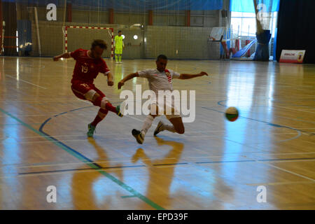 Gibraltar. 16 mai, 2015. L'équipe suisse a pris le jeu à Gibraltar comme il a essayé de pénétrer une défense solide. Le Gibraltar de l'équipe nationale de futsal a battu la Suisse 2-0 à la salle de sport du tricentenaire de Gibraltar, à bord d'un sympathique futsal international international . Crédit : Stephen Ignacio/Alamy Live News Banque D'Images