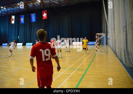 Gibraltar. 16 mai, 2015. La Suisse a plusieurs chances mais n'a pas atteint la cible. Le Gibraltar de l'équipe nationale de futsal a battu la Suisse 2-0 à la salle de sport du tricentenaire de Gibraltar, à bord d'un sympathique futsal international international . Crédit : Stephen Ignacio/Alamy Live News Banque D'Images