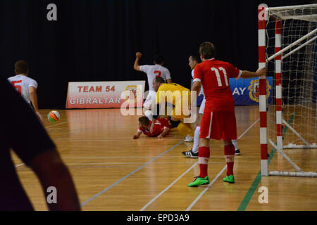 Gibraltar. 16 mai, 2015. La Suisse a attaqué en gardant les numéros de GIbraltar retour comme il a défendu son plomb 2-0. Le Gibraltar de l'équipe nationale de futsal a battu la Suisse 2-0 à la salle de sport du tricentenaire de Gibraltar, à bord d'un sympathique futsal international international . Crédit : Stephen Ignacio/Alamy Live News Banque D'Images