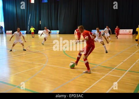 Gibraltar. 16 mai, 2015. La Suisse utilisé l'option d'un champ extérieur gardien pendant les sept minutes alors qu'il tentait de marquer. Le Gibraltar de l'équipe nationale de futsal a battu la Suisse 2-0 à la salle de sport du tricentenaire de Gibraltar, à bord d'un sympathique futsal international international . Crédit : Stephen Ignacio/Alamy Live News Banque D'Images