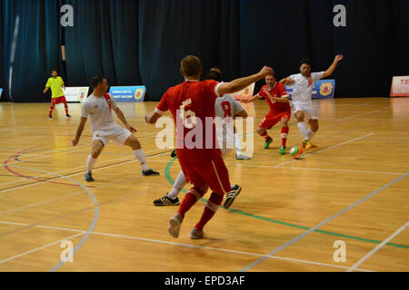 Gibraltar. 16 mai, 2015. Même avec cinq joueurs de champ extérieur de la Suisse ont été retenus par un solide jeu défensif composé de Gibraltar. Le Gibraltar de l'équipe nationale de futsal a battu la Suisse 2-0 à la salle de sport du tricentenaire de Gibraltar, à bord d'un sympathique futsal international international . Crédit : Stephen Ignacio/Alamy Live News Banque D'Images