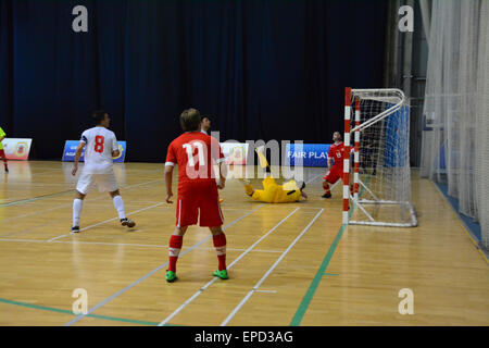 Gibraltar. 16 mai, 2015. Avec l'utilisation des joueurs de dvd suisse est proche de la notation. Le Gibraltar de l'équipe nationale de futsal a battu la Suisse 2-0 à la salle de sport du tricentenaire de Gibraltar, à bord d'un sympathique futsal international international . Crédit : Stephen Ignacio/Alamy Live News Banque D'Images