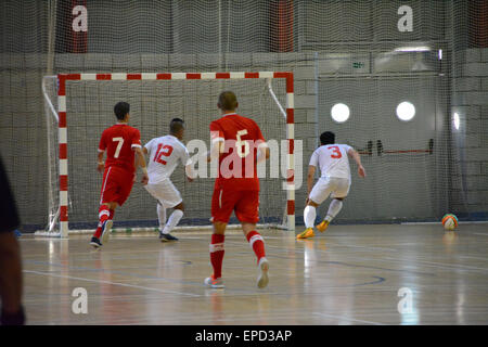 Gibraltar. 16 mai, 2015. Des erreurs par le côté Suisse conduit à plusieurs tentatives de but par Gibaltar qui n'ont pas été prises. Le Gibraltar de l'équipe nationale de futsal a battu la Suisse 2-0 à la salle de sport du tricentenaire de Gibraltar, à bord d'un sympathique futsal international international . Crédit : Stephen Ignacio/Alamy Live News Banque D'Images