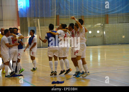 Gibraltar. 16 mai, 2015. Les joueurs dansent ensemble à l'occasion de battre le Fonds national suisse de côté. Le Gibraltar de l'équipe nationale de futsal a battu la Suisse 2-0 à la salle de sport du tricentenaire de Gibraltar, à bord d'un sympathique futsal international international . Crédit : Stephen Ignacio/Alamy Live News Banque D'Images