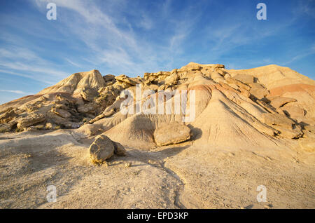 Vue panoramique d'un paysage désertique au coucher du soleil dans les Bardenas Reales, Navarra, Espagne. Banque D'Images