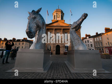 Kelso, Ecosse, Royaume-Uni. 16 mai, 2015. L'emblématique Kelpies sculptures viennent à l'Ecosse en mai. L'échelle d'un dixième des sculptures de tournée sera à l'affiche à Kelso Square de vendredi 15 mai au lundi 18 mai. Troy : crédit GO images/Alamy Live News Banque D'Images