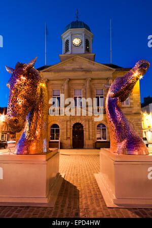 Kelso, Ecosse, Royaume-Uni. 16 mai, 2015. L'emblématique Kelpies sculptures viennent à l'Ecosse en mai. L'échelle d'un dixième des sculptures de tournée sera à l'affiche à Kelso Square de vendredi 15 mai au lundi 18 mai. Troy : crédit GO images/Alamy Live News Banque D'Images