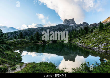 Mont Averau reflète dans Limedes le lac au lever du soleil, col Falzarego, Dolomites, Italie Banque D'Images