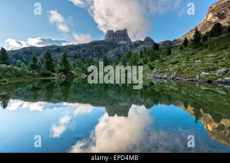 Mont Averau reflète dans Limedes le lac au lever du soleil, col Falzarego, Dolomites, Italie Banque D'Images