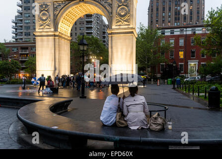 New York, NY 16 mai 2015 - un soir de pluie à Washington Square Park Banque D'Images