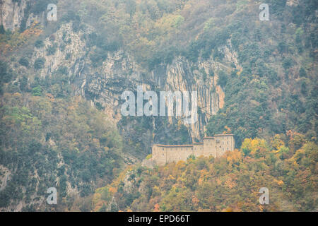 S. Girolamo hermitage dans les bois en automne, Monte Cucco NP, Apennins, Ombrie, Italie Banque D'Images