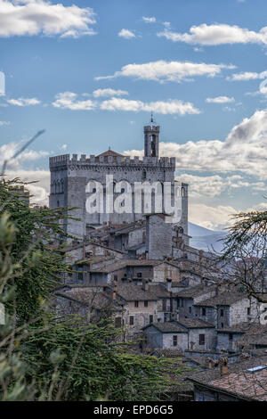 La petite ville de Gubbio avec la consoli's Palace, ciel bleu avec des nuages, de l'Ombrie, Italie Banque D'Images