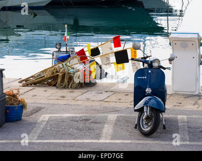 Outils de pêcheur sur le port, Numana, Conero, Marches, Italie Banque D'Images