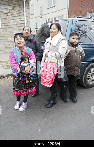 Famille à la fête de la Vierge de Guadalupe à Borough Park, Brooklyn, NY, 2012. Banque D'Images