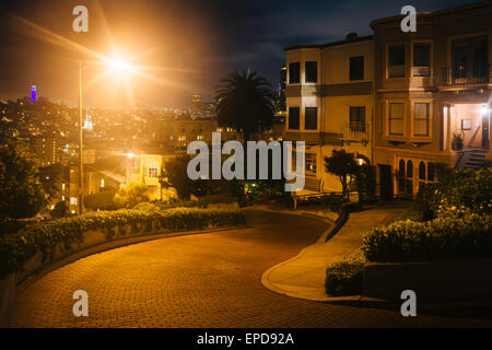 Lombard Street sur Russian Hill la nuit, à San Francisco, Californie. Banque D'Images