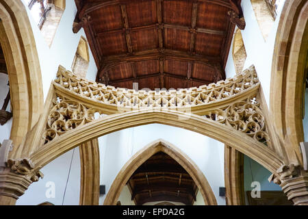 Le passage de la crépine à l'intérieur de l'église St Mary Rushden Northamptonshire UK Banque D'Images