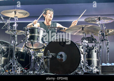 Irvine, Californie, USA. 17 mai, 2015. Le batteur DOMINIC HOWARD de Muse il se produit au cours de la Fiesta Y KROQ Weenie Roast à Irvine Meadows Amphitheater à Irvine, Californie Crédit : Daniel DeSlover/ZUMA/Alamy Fil Live News Banque D'Images