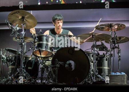 Irvine, Californie, USA. 17 mai, 2015. Le batteur DOMINIC HOWARD de Muse il se produit au cours de la Fiesta Y KROQ Weenie Roast à Irvine Meadows Amphitheater à Irvine, Californie Crédit : Daniel DeSlover/ZUMA/Alamy Fil Live News Banque D'Images