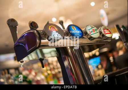 Les poignées de bière dans un bar, Londres, Grande-Bretagne Banque D'Images