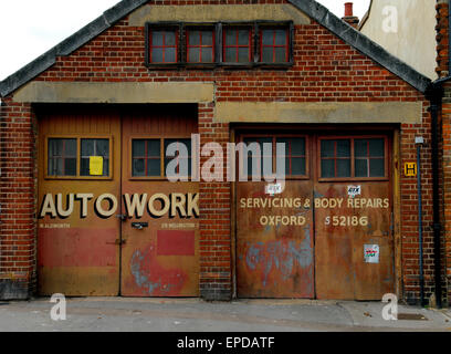 Garage à l'ancienne dans la rue Wellington, Oxford, Angleterre Banque D'Images