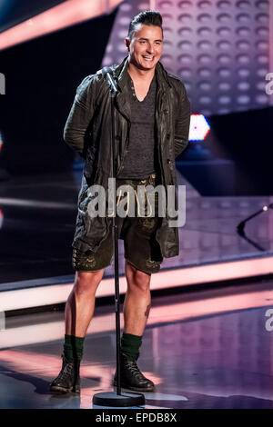 Magdeburg, Allemagne. 16 mai, 2015. Chanteur Autrichien Andreas Gabalier joue sur la scène au cours de l'émission de télévision allemande "Willkommen bei Carmen Nebel" (Bienvenue à Carmen Nebel) à Magdebourg, Allemagne, 16 mai 2015. Photo : Andreas Lander/DPA - PAS DE FIL - SERVICE/dpa/Alamy Live News Banque D'Images