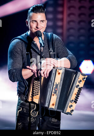 Magdeburg, Allemagne. 16 mai, 2015. Chanteur Autrichien Andreas Gabalier joue sur la scène au cours de l'émission de télévision allemande "Willkommen bei Carmen Nebel" (Bienvenue à Carmen Nebel) à Magdebourg, Allemagne, 16 mai 2015. Photo : Andreas Lander/DPA - PAS DE FIL - SERVICE/dpa/Alamy Live News Banque D'Images