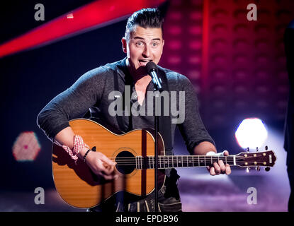 Magdeburg, Allemagne. 16 mai, 2015. Chanteur Autrichien Andreas Gabalier joue sur la scène au cours de l'émission de télévision allemande "Willkommen bei Carmen Nebel" (Bienvenue à Carmen Nebel) à Magdebourg, Allemagne, 16 mai 2015. Photo : Andreas Lander/DPA - PAS DE FIL - SERVICE/dpa/Alamy Live News Banque D'Images