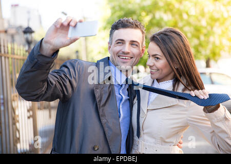 Beau couple Smiling photo selfies sur smartphone outdoors Banque D'Images