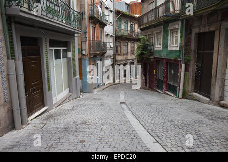 Ville de Porto au Portugal, rue et maisons de la vieille ville. Banque D'Images