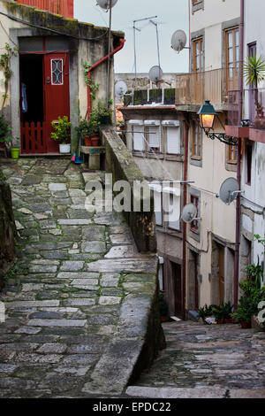 Ruelle en pente médiévale en Ribeira, vieille ville de Porto au Portugal, centre-ville historique. Banque D'Images