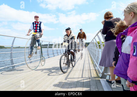 Solvesborg, Suède - 16 mai, 2015. Cycle International De l'Association des anciens combattants (IVCA) 35e rallye. Balade à travers les rues de costumes en ville. Les motards et foule sur pont. Crédit : Ingemar Magnusson/Alamy Live News Banque D'Images