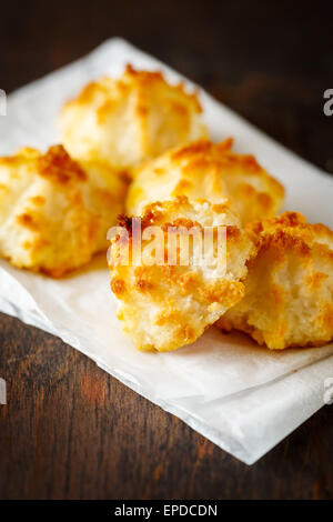 Lumière de coco frais cuit les cookies sur la vieille Table en bois. Focus sélectif. Vue en gros plan. Banque D'Images