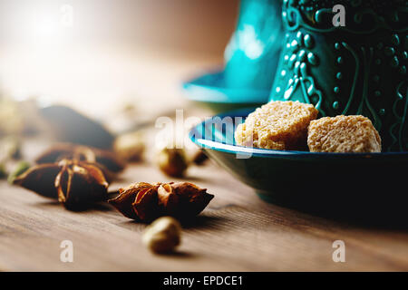 Arrière-plan de l'alimentation avec étoile d'anis et d'épices diverses Close up avec verres traditionnels turcs sur fond de bois. Banque D'Images