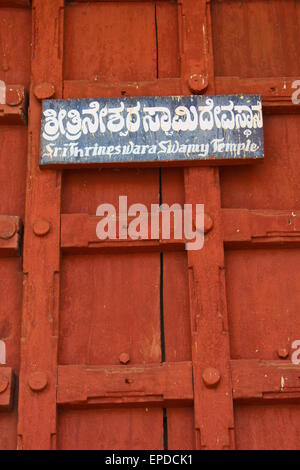 Une affiche bilingue - l'Hindi et l'anglais - à Mysore : Srithriniswara Swamy Temple. Banque D'Images