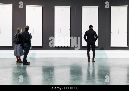 Couple et tendance jeune homme habillé en noir et blanc noir admire au 'Palais de Tokyo' galerie d'art moderne, Paris Banque D'Images