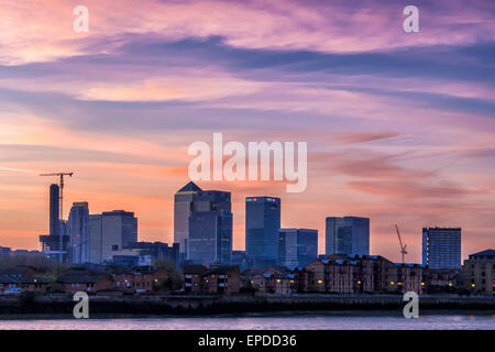 Coucher du soleil Vue de Londres Canary Wharf quartier bancaire et financier sur l'Isle of Dogs. HSBC, Citigroup, Barclays banks au crépuscule Banque D'Images