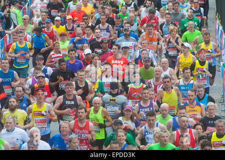 Les coureurs de marathon courir passé le Cutty Sark, Greenwich Banque D'Images