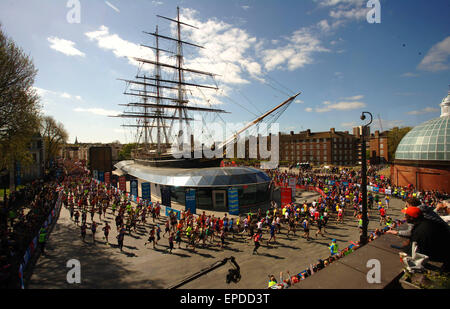 Les coureurs du Marathon de Londres passer le Cutty Sark à Greenwich, Londres, Grande-Bretagne Banque D'Images