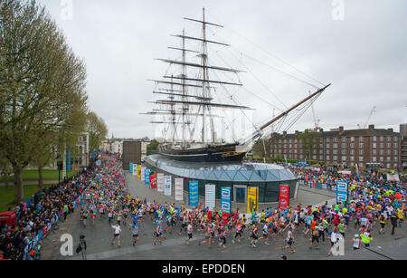 Les coureurs du Marathon de Londres passer le Cutty Sark à Greenwich, Londres, Grande-Bretagne Banque D'Images