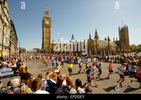 Les coureurs du Marathon de Londres note de Big Ben, le Parlement et la place du Parlement, Londres, Angleterre Banque D'Images