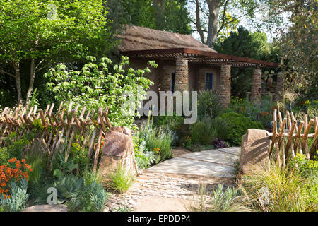 Londres, Royaume-Uni. 17 mai 2015. Afficher jardin Sentebale - espoir en vulnérabilité. Les jardiniers et les horticulteurs sont occupés à finaliser leurs stands et voir les jardins du Chelsea Flower Show 2015 qui s'ouvre par une presse Journée de lundi. Le spectacle est ouvert au public du 19 au 23 mai 2015. Credit : Nick Savage/Alamy Live News Banque D'Images