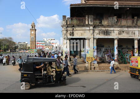 Les rues et les marchés du centre Mysore : une vue de l'horloge et d'un immeuble d'angle de la pré-indépendance Banque D'Images