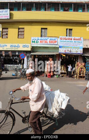 Les rues et les marchés du centre Mysore : musulman avec location marche dernières boutiques Banque D'Images