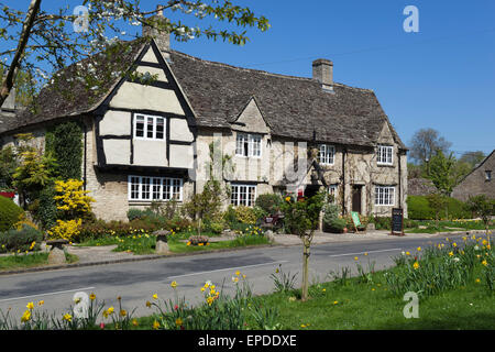 Le Old Swan et Minster Mill Inn, Minster Lovell, près de Witney, Cotswolds, Oxfordshire, Angleterre, Royaume-Uni, Europe Banque D'Images