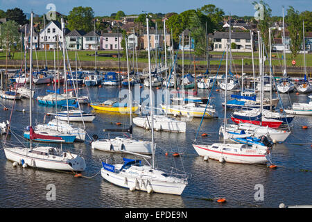 Bateaux yachts amarrés à Lymington, Hampshire Royaume-Uni en mai Banque D'Images