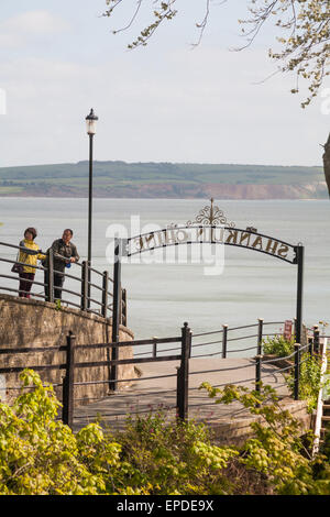 Couple debout à l'entrée de Shanklin Chine sur station balnéaire de Shanklin, île de Wight, Hampshire Royaume-Uni en mai Banque D'Images