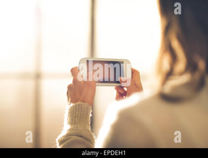 Close-up of a woman holding son téléphone et SMS. Banque D'Images